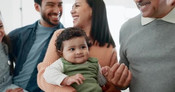 Glücklich Liebe Und Große Familie Die Mit Einem Säugling Spielt — Stockvideo