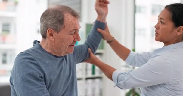 Homem Paciente Fisioterapeuta Alongamento Braço Músculos Cuidados Saúde Reabilitação Consultoria — Vídeo de Stock
