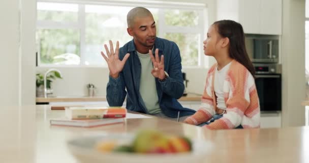 Wiskunde Huiswerk Vader Helpen Kind Keuken Met Notities Voor Het — Stockvideo