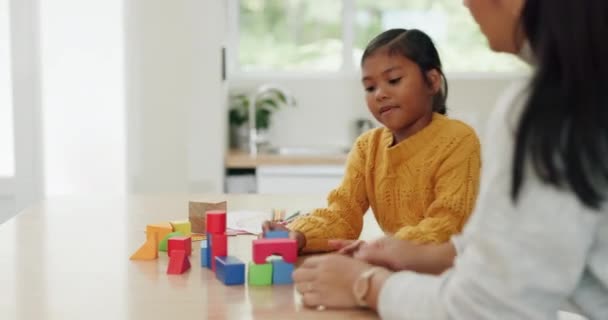 建物のブロック パズル 教育玩具 家庭での絆で学びます 若い少女と成長 愛とサポートとサポート 信頼とアカデミックゲーム — ストック動画