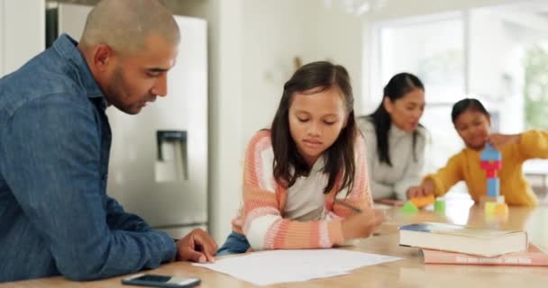 宿題の手伝い キッチンでの父親と子供 試験のためのノート 家庭での学習と教育のサポート テストとホームスクールの勉強 若い女の子と学校の仕事の父 — ストック動画