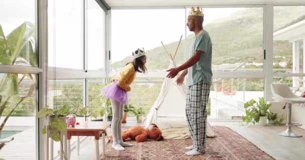 Fantázia Tánc Egy Férfi Szülő Lányával Szórakozásból Miközben Együtt Játszanak — Stock videók