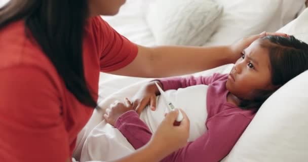 Мать Больной Ребенок Термометр Лихорадка Вирус Воспитание Здоровье Оздоровлением Дома — стоковое видео