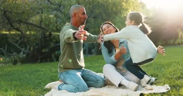 大自然 孩子们在户外公园拥抱她的父母 一起野餐 微笑和女孩跑去拥抱她的年轻父母 同时在绿色的花园里放松一下 — 图库视频影像