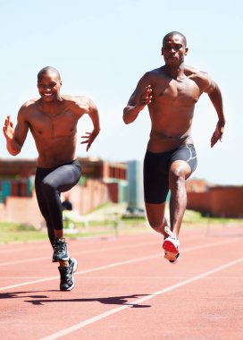 Adamım, atlet, koşu ve yarışma antrenmanı için yarış pistinde rekabet. Siyahi insanlar, birlikte spor tutkusu, azim, motivasyon ve kazanmak için azim..