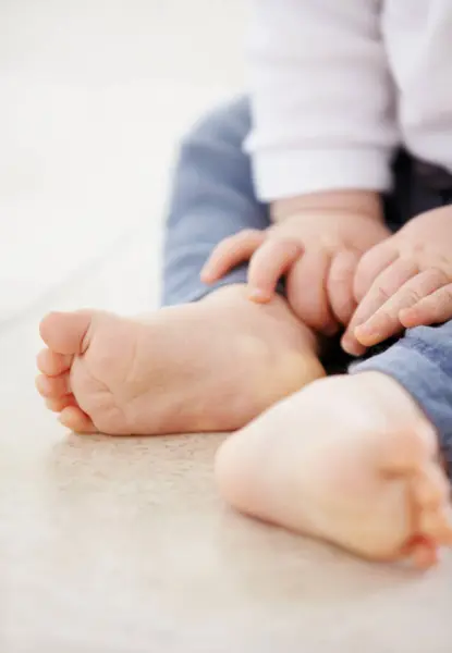 Closeup Feet Baby Floor Home Child Development Health Growth Family — Stock Photo, Image