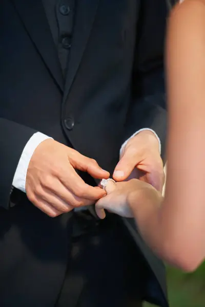 Para Ręce Obrączka Ślub Zaangażowanie Lub Obietnica Miłości Opieki Lub — Zdjęcie stockowe
