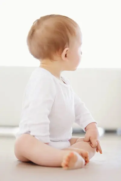 Hogar Jugando Curioso Bebé Suelo Para Relajarse Descansar Calma Guardería —  Fotos de Stock