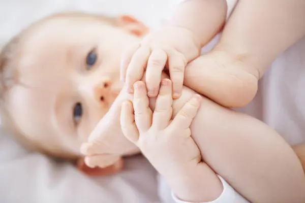 Hogar Cama Bebé Con Los Pies Jugando Para Relajarse Descansar —  Fotos de Stock