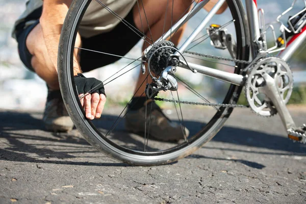 Cheque Roda Mão Bicicleta Com Estrada Rua Exercício Livre Com — Fotografia de Stock