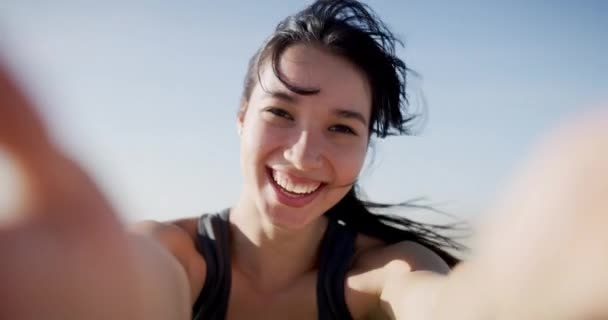 Videotelefonie Lächeln Und Frauengesicht Mit Lachen Und Reisen Strand Für — Stockvideo