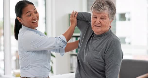 Fisioterapia Terapeuta Donna Anziana Braccio Dolori Articolari Stretching Supporto Riabilitazione — Video Stock