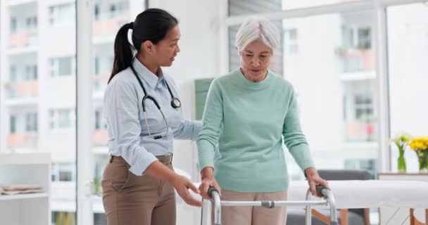 与退休或住院的老年妇女同行的康复 散步或医生 以获得健康或支持 护士帮助或老年患者学习理疗康复框架 — 图库视频影像