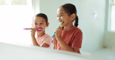 Kardeşler, evde ya da mutlu çocuklar banyoda dişlerini fırçalıyorlar sabahları kardeş gibi tımar ediyorlar. Çocuklar, oral bakım ya da diş fırçası ya da diş macunu ile ağız temizleyen kızlar..