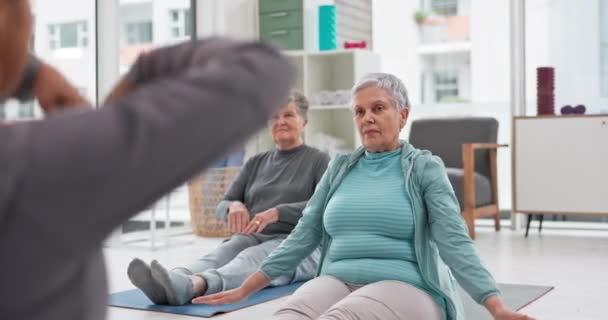 Anziani Classe Yoga Fitness Meditazione Con Respirazione Benessere Pensione Salute — Video Stock