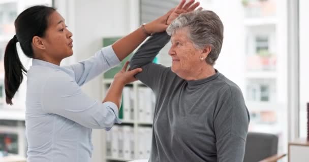 治疗肘部 关节疼痛和伸展支持或康复的治疗师和老年妇女 物理治疗 医疗专业人员或脊医 用于老年病人的手臂检查 — 图库视频影像