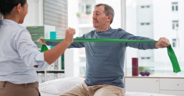 病人和脊椎按摩师 伸展与阻力带和肌肉高达5 支持和妇女与老年人在诊所 老年人护理和健康与体格上的成功 — 图库视频影像