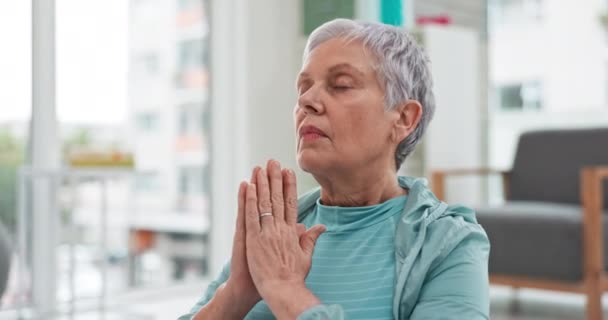 Jóga Namaste Meditace Žena Dýchá Pro Bdělost Starší Cvičení Nebo — Stock video