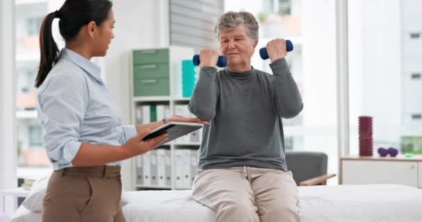 Physikalische Therapie Seniorpatient Mit Kurzhanteln Und Chiropraktiker Mit Tablet Überwachen — Stockvideo