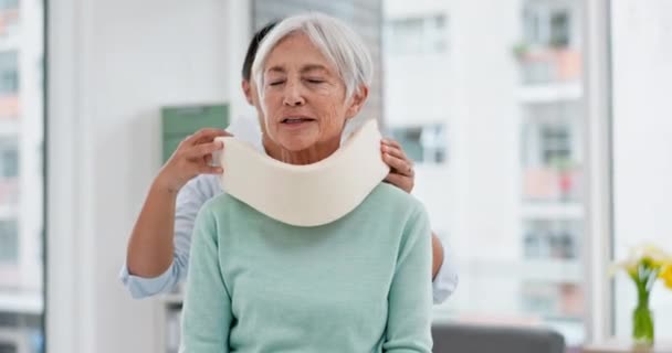 Dokter Wanita Senior Dan Penjepit Leher Setelah Cedera Kecelakaan Atau — Stok Video