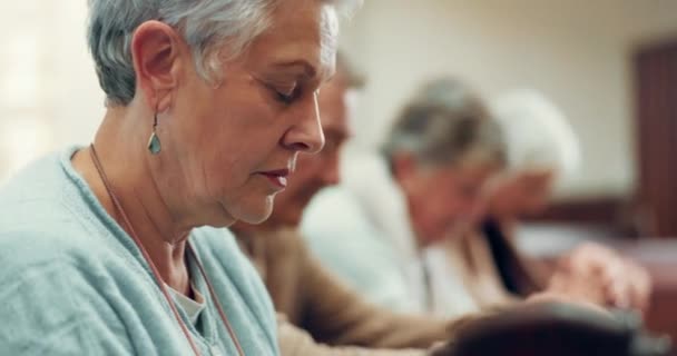 Ηλικιωμένοι Προσευχή Ηλικιωμένη Γυναίκα Στην Εκκλησία Για Θεό Άγιο Πνεύμα — Αρχείο Βίντεο