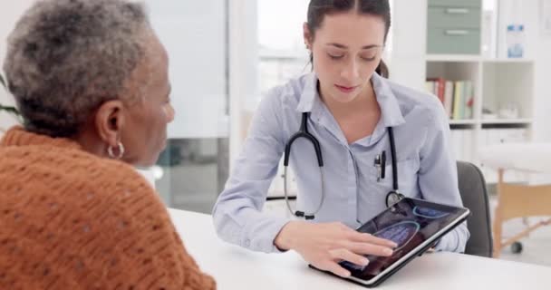 Kvinna Läkare Och Tablett Med Patient För Röntgen Konsultation Eller — Stockvideo