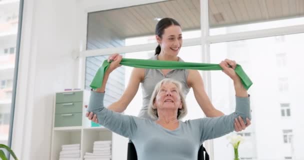 老年残疾妇女 用于肌肉康复的理疗和伸展带 保健评估和脊医服务 坐轮椅的理疗师 医疗辅助人员和病人 — 图库视频影像