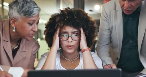 ストレス マルチタスク 頭痛のある女性 混沌とチームプレッシャー ワークフロー オフィスでの疲労 片頭痛を抱える危機 企業の従業員 — ストック動画