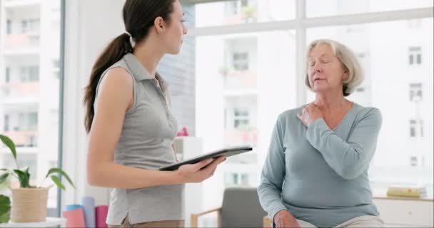 Φυσικοθεραπεία Δισκίο Και Ηλικιωμένη Γυναίκα Για Συμβουλές Πόνου Στους Ώμους — Αρχείο Βίντεο