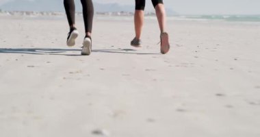 Egzersiz, maraton antrenmanı ve açık hava kardiyo antrenmanı için plajdaki insanların koşusu, fitness ve ayakları. Arkadaşlarla sağlık, sağlık ve dayanıklılık performansı için kumun üzerindeki spor, doğa ve ayakkabılar.