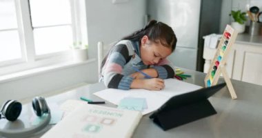 Evde eğitim, uyku ve yorgun çocuk tablet, defter ve öğrenme, eğitim ve sınavda yorgunluk. Öğrenme, çalışma ve ev ödevi olan yorgun kız çevrimiçi sınıf projesi için mutfakta uyuyor..
