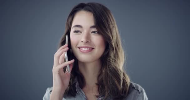 Mulher Feliz Sorriso Telefonema Para Falar Estúdio Com Comunicação Zombar — Vídeo de Stock