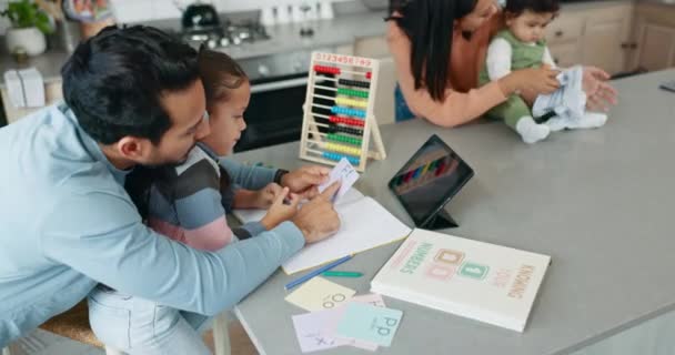 Heimschule Eltern Und Kind Mit Tablet Der Küche Unterstützung Bei — Stockvideo