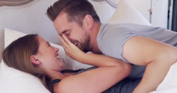Gülüşmeler Aşk Çift Modern Bir Dairede Birbirlerine Bağlanmak Için Sabahları — Stok video