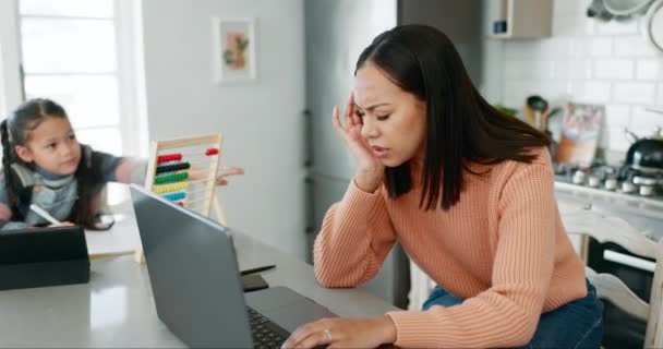 Ordenador Portátil Estrés Mujer Niña Para Trabajo Remoto Estudio Educación — Vídeos de Stock
