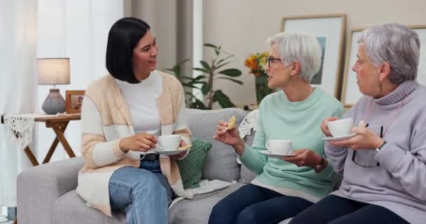 Μιλώντας Ηλικιωμένους Φίλους Και Τσάι Στον Καναπέ Για Χαλάρωση Συζήτηση — Αρχείο Βίντεο