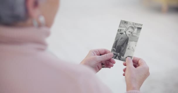 Memória Sênior Mulher Com Uma Fotografia Mãos Close Para Nostalgia — Vídeo de Stock