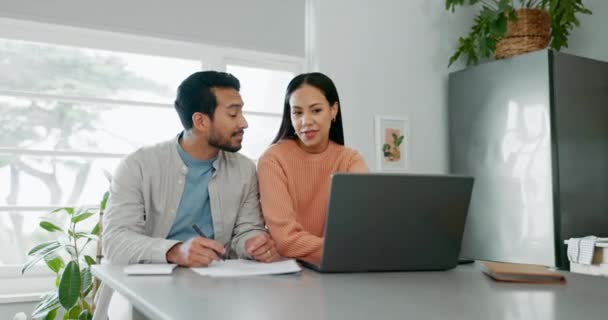 Keuangan Anggaran Dan Laptop Dengan Pasangan Dapur Untuk Perencanaan Investasi — Stok Video