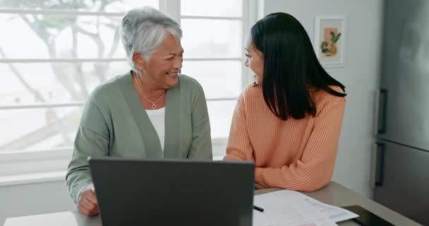 Happy Senior Moeder Vrouwen Laptop Werken Aan Financiën Rekeningen Online — Stockvideo