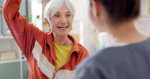 Дай Пять Счастливая Пожилая Женщина Врачом Реабилитации Успеха Поддержки Здравоохранения — стоковое видео