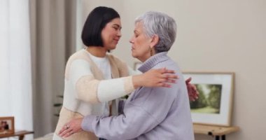 Sevgi, destek ve empati. Bir evde, acı, kayıp ve keder içinde teselli bulmak için sarılıyorlar. Emeklilik döneminde konforla kucaklaşan yaşlı kadınlarla güven, bakım ve birlik.