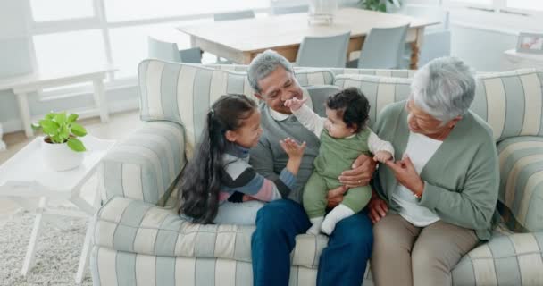 Çocuklar Büyükanneler Büyükbabalar Evde Sevgi Ilgi Mutlulukla Mutlu Bir Aile — Stok video
