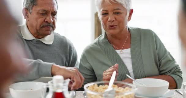 Śniadanie Muesli Rano Starą Parą Przy Stole Jedzenie Wdzięczność Wellness — Wideo stockowe