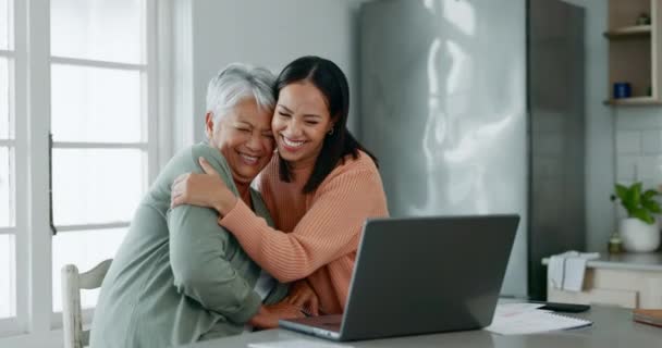 Laptop Αγκαλιά Ηλικιωμένη Μητέρα Ευτυχισμένη Γυναίκα Χαμόγελο Για Την Αύξηση — Αρχείο Βίντεο