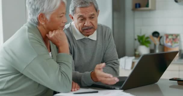Diskussion Computer Und Senior Paar Der Küche Bezahlen Rechnungen Hypothek — Stockvideo