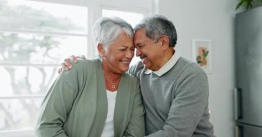 Mutluluk, gülümseme ve yaşlı çiftle iletişim, sosyal medya ve ağ için mutfaktan görüntülü görüşme. Sevgiler, öpücükler ve selamlama için evdeki yaşlı erkek ve kadının portresiyle el sallamalar..
