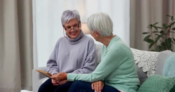 沙发和相框与老年妇女在家里谈情说爱 健忘和老年女性 带着照片坐在沙发上 与姐妹或朋友呆在客厅里 — 图库视频影像