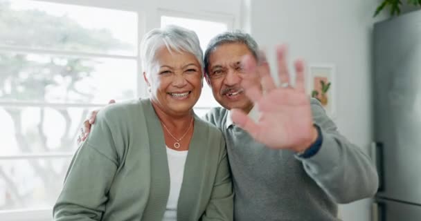 Ευτυχία Χαμόγελο Και Κύμα Ηλικιωμένο Ζευγάρι Βιντεοκλήση Στην Κουζίνα Για — Αρχείο Βίντεο