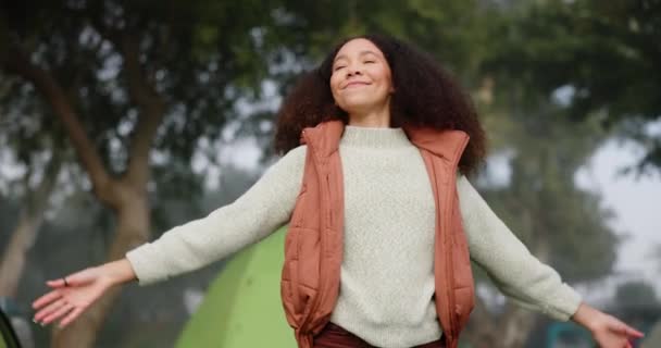 自由和快乐的女人在森林里露营 微笑和享受新鲜空气 森林中的自然 感恩和女露营者快乐 并庆祝生活 冒险或旅行 — 图库视频影像