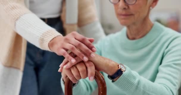 Starsza Kobieta Opiekun Trzymanie Się Ręce Celu Wsparcia Opieki Lub — Wideo stockowe